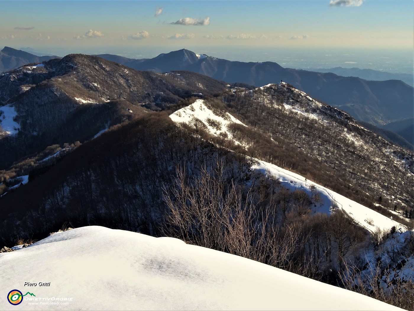 61 Vista sul percorso di salita con Pizzo Cerro a dx e Canto Alto a sx.JPG